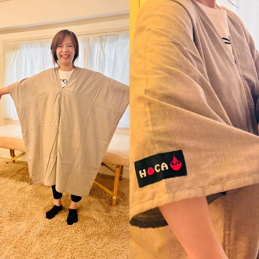 リラックスポンチョを着たところと、袖口のHOCAロゴタグ